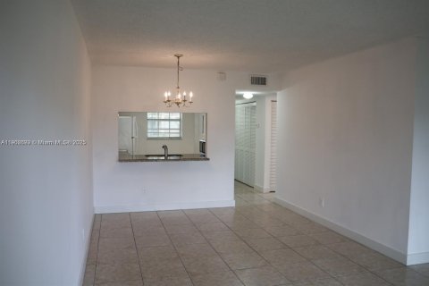 Copropriété à louer à Pembroke Pines, Floride: 2 chambres, 84.91 m2 № 1954707 - photo 3