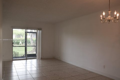 Copropriété à louer à Pembroke Pines, Floride: 2 chambres, 84.91 m2 № 1954707 - photo 2