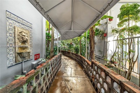 Condo in Coral Gables, Florida, 2 bedrooms  № 2041725 - photo 17