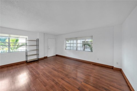 Condo in Coral Gables, Florida, 2 bedrooms  № 2041725 - photo 7