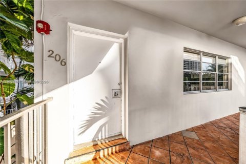Condo in Coral Gables, Florida, 2 bedrooms  № 2041725 - photo 16