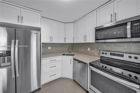 Condo in Coral Gables, Florida, 2 bedrooms  № 2041725 - photo 5