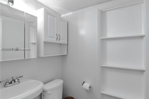 Condo in Coral Gables, Florida, 2 bedrooms  № 2041725 - photo 9