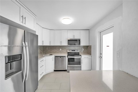 Condo in Coral Gables, Florida, 2 bedrooms  № 2041725 - photo 2