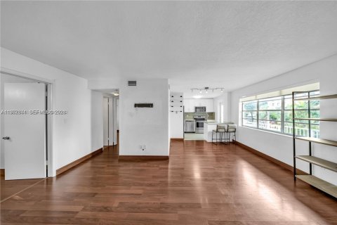 Condo in Coral Gables, Florida, 2 bedrooms  № 2041725 - photo 6