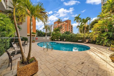 Condo in Coral Gables, Florida, 2 bedrooms  № 2041725 - photo 13