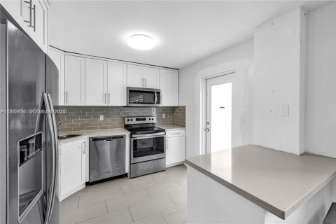 Condo in Coral Gables, Florida, 2 bedrooms  № 2041725 - photo 3