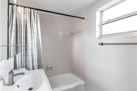 Condo in Coral Gables, Florida, 2 bedrooms  № 2041725 - photo 11