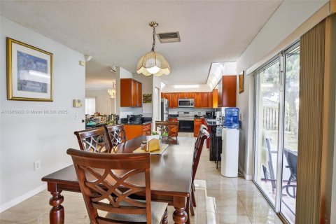 Villa ou maison à vendre à Pembroke Pines, Floride: 5 chambres, 263.75 m2 № 1933548 - photo 16