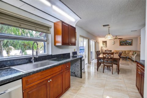 Villa ou maison à vendre à Pembroke Pines, Floride: 5 chambres, 263.75 m2 № 1933548 - photo 11