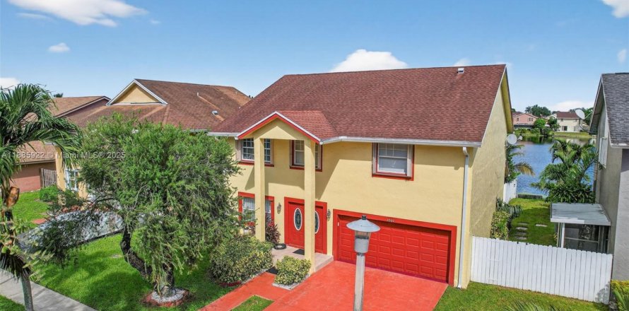 Villa ou maison à Pembroke Pines, Floride 5 chambres, 263.75 m2 № 1933548