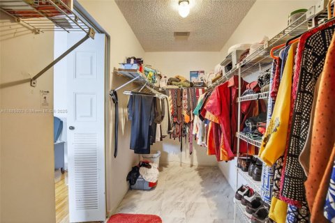 Villa ou maison à vendre à Pembroke Pines, Floride: 5 chambres, 263.75 m2 № 1933548 - photo 25