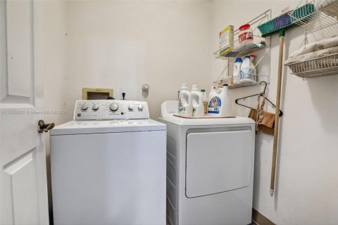 Villa ou maison à vendre à Pembroke Pines, Floride: 5 chambres, 263.75 m2 № 1933548 - photo 17