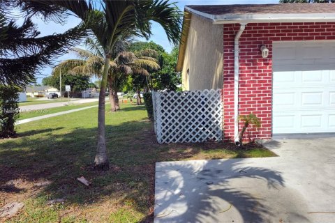 Villa ou maison à louer à Royal Palm Beach, Floride: 3 chambres, 134.15 m2 № 1966805 - photo 16