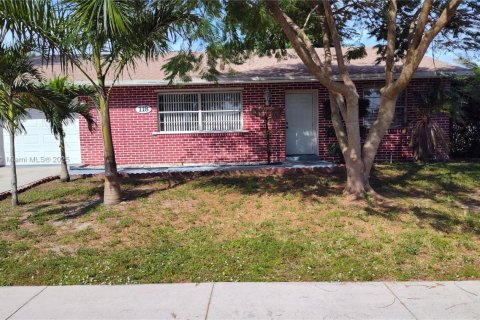 Villa ou maison à louer à Royal Palm Beach, Floride: 3 chambres, 134.15 m2 № 1966805 - photo 1