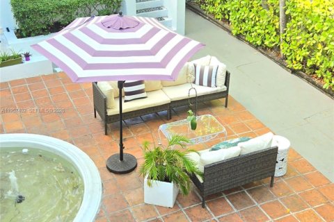 Condo in Miami Beach, Florida, 2 bedrooms  № 2018026 - photo 12