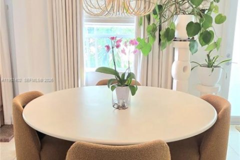 Condo in Miami Beach, Florida, 2 bedrooms  № 2018026 - photo 3