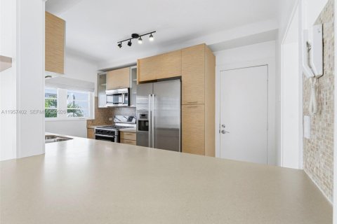 Condo in Miami Beach, Florida, 2 bedrooms  № 2018026 - photo 26