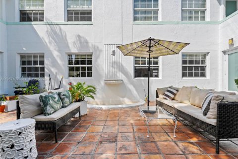 Condo in Miami Beach, Florida, 2 bedrooms  № 2018026 - photo 29