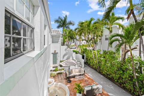 Condo in Miami Beach, Florida, 2 bedrooms  № 2018026 - photo 28