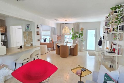Condo in Miami Beach, Florida, 2 bedrooms  № 2018026 - photo 2