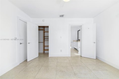 Condo in Miami Beach, Florida, 2 bedrooms  № 2018026 - photo 23