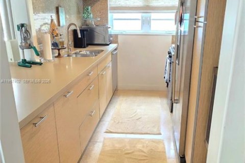 Condo in Miami Beach, Florida, 2 bedrooms  № 2018026 - photo 6