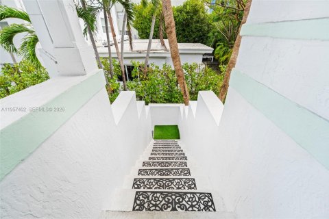 Condo in Miami Beach, Florida, 2 bedrooms  № 2018026 - photo 27