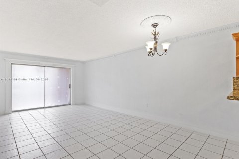 Condo in Hialeah, Florida, 2 bedrooms  № 1944764 - photo 8