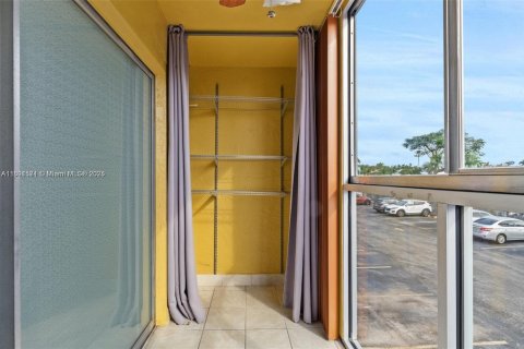 Condo in Hialeah, Florida, 2 bedrooms  № 1944764 - photo 13
