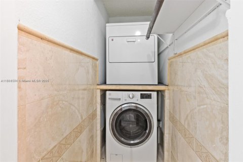 Condo in Hialeah, Florida, 2 bedrooms  № 1944764 - photo 25