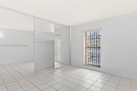 Condo in Hialeah, Florida, 2 bedrooms  № 1944764 - photo 15