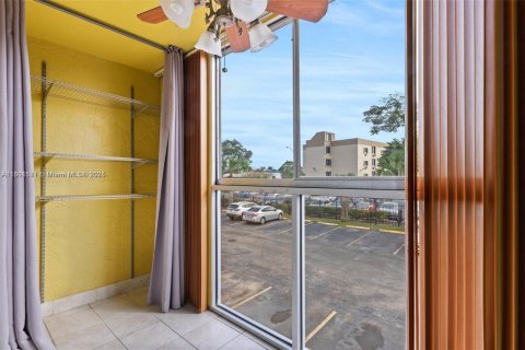 Condo in Hialeah, Florida, 2 bedrooms  № 1944764 - photo 12