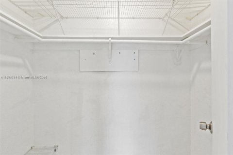 Condo in Hialeah, Florida, 2 bedrooms  № 1944764 - photo 21
