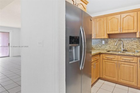 Condo in Hialeah, Florida, 2 bedrooms  № 1944764 - photo 4