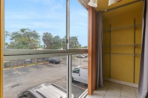 Condo in Hialeah, Florida, 2 bedrooms  № 1944764 - photo 14