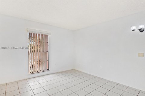 Condo in Hialeah, Florida, 2 bedrooms  № 1944764 - photo 16