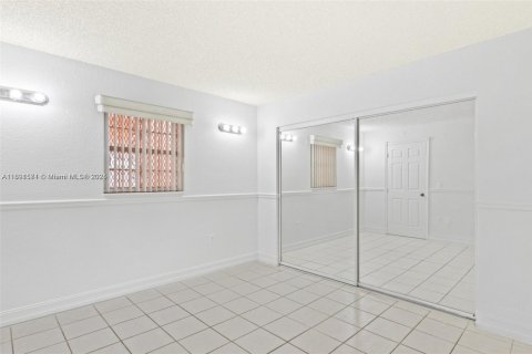 Condo in Hialeah, Florida, 2 bedrooms  № 1944764 - photo 22