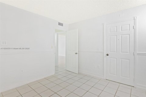 Condo in Hialeah, Florida, 2 bedrooms  № 1944764 - photo 24