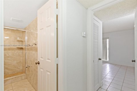 Condo in Hialeah, Florida, 2 bedrooms  № 1944764 - photo 17