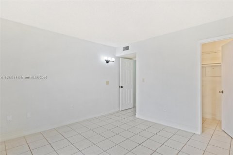 Condo in Hialeah, Florida, 2 bedrooms  № 1944764 - photo 20