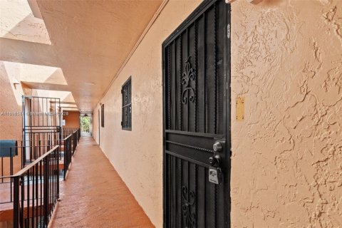 Condo in Hialeah, Florida, 2 bedrooms  № 1944764 - photo 2