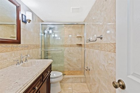 Condo in Hialeah, Florida, 2 bedrooms  № 1944764 - photo 19