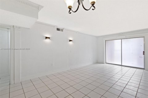 Condo in Hialeah, Florida, 2 bedrooms  № 1944764 - photo 9