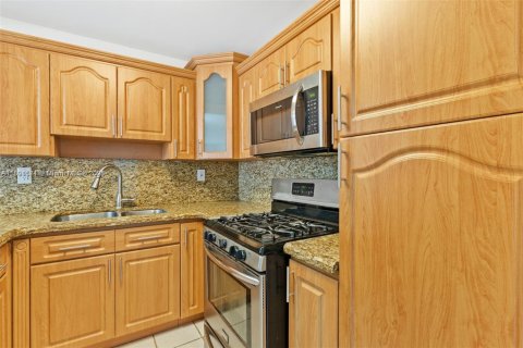 Condo in Hialeah, Florida, 2 bedrooms  № 1944764 - photo 6