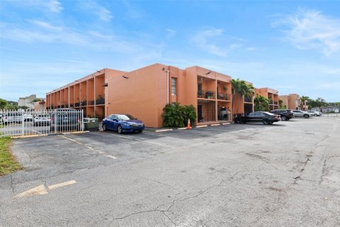 Condo in Hialeah, Florida, 2 bedrooms  № 1944764 - photo 3