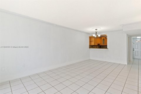 Condo in Hialeah, Florida, 2 bedrooms  № 1944764 - photo 10