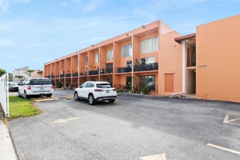 Condo in Hialeah, Florida, 2 bedrooms  № 1944764 - photo 1