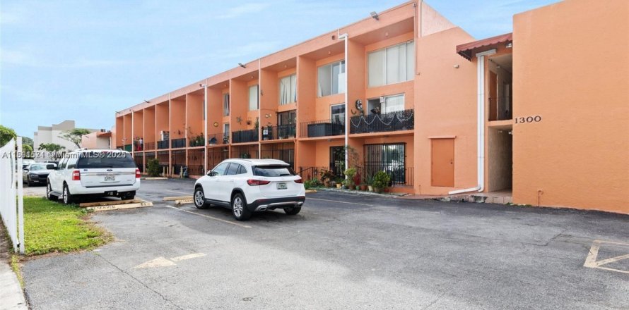 Condo in Hialeah, Florida, 2 bedrooms  № 1944764