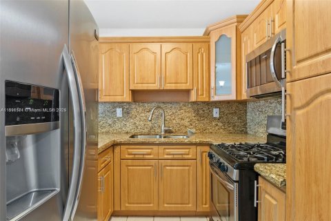 Condo in Hialeah, Florida, 2 bedrooms  № 1944764 - photo 5